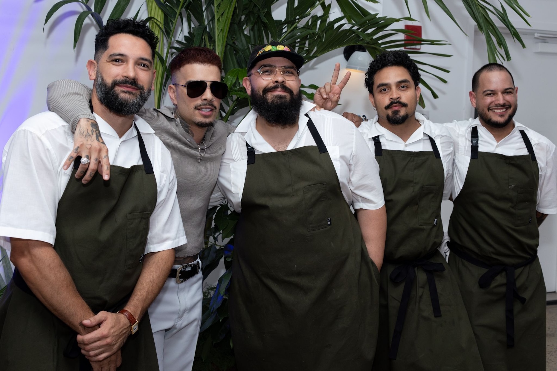 Rauw Alejandro se mete hasta la cocina 