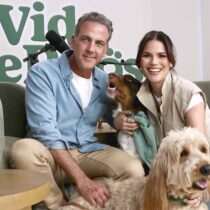 VIDEO: ¿Cómo duermen Karina Banda y Carlos Ponce con tres perros?
