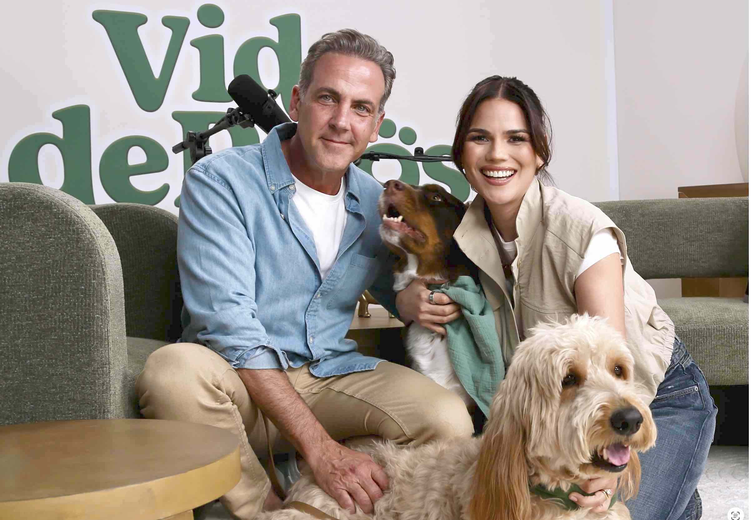 VIDEO: ¿Cómo duermen Karina Banda y Carlos Ponce con tres perros?