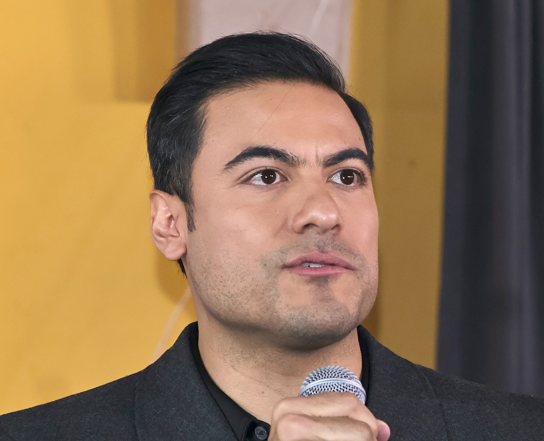 Carlos Rivera se operará las cuerdas vocales