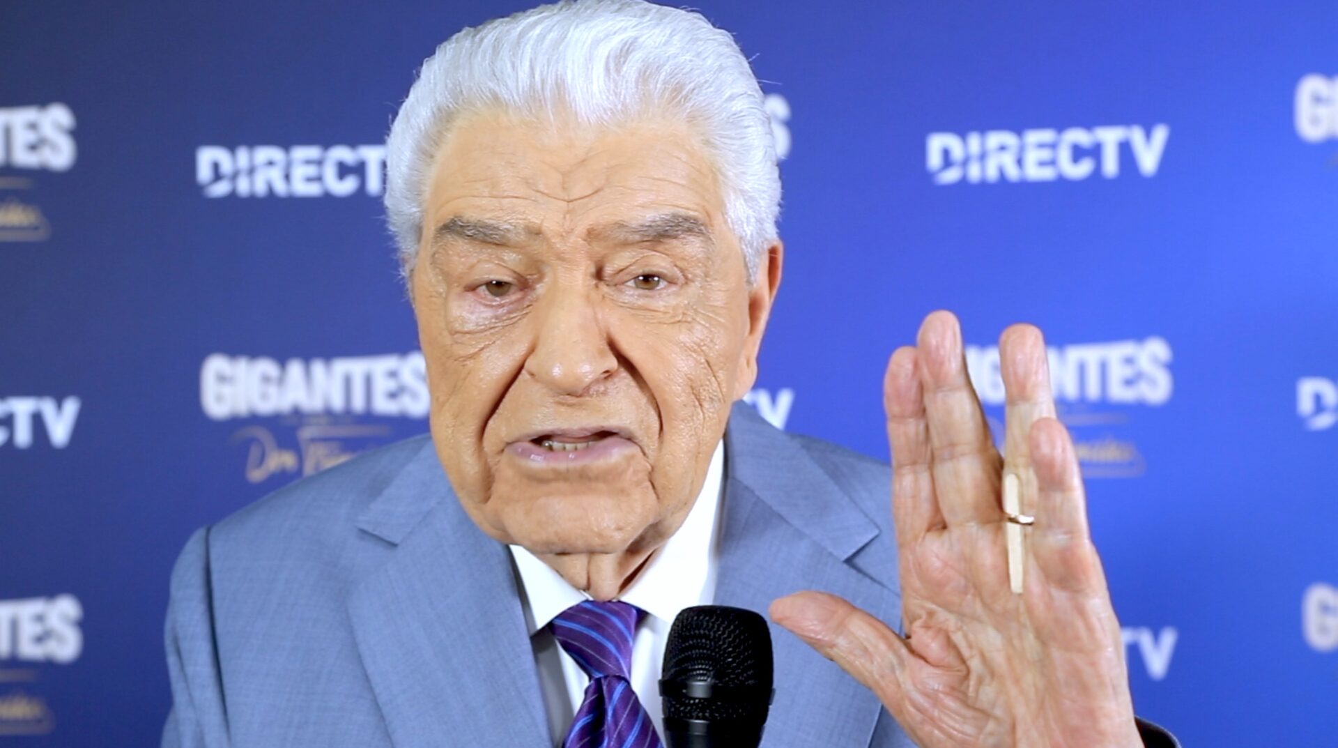 VIDEO: Don Francisco regresa con palito y la esperanza