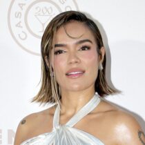 PETA Latino regaña a Karol G por usar plumas en sus vestuarios