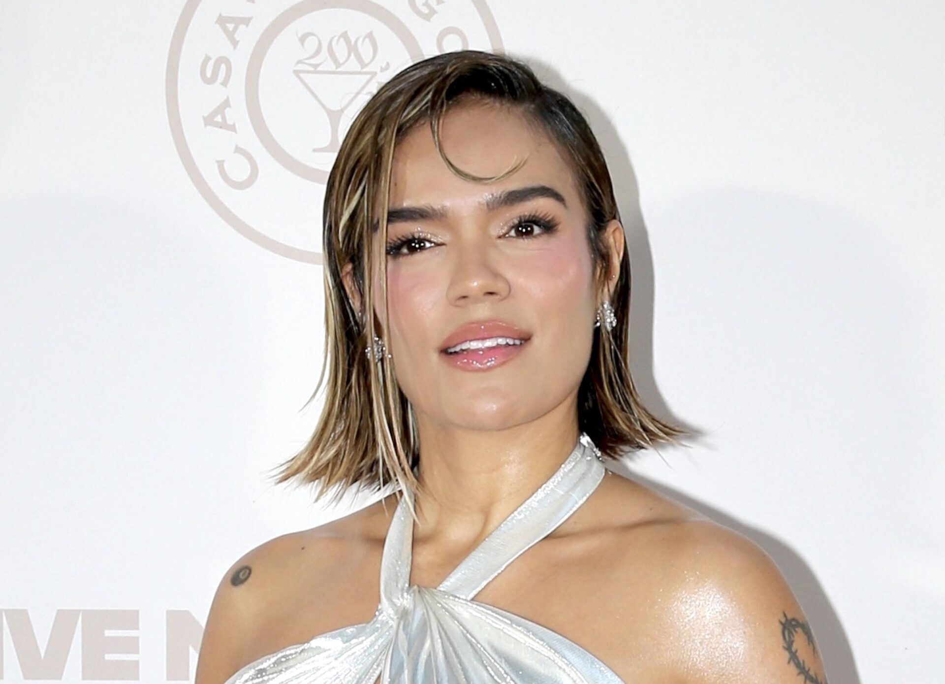 PETA Latino regaña a Karol G por usar plumas en sus vestuarios 