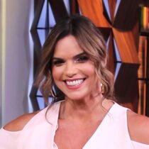 Rashel Díaz conversa con la niña que fue