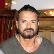 Ricardo Arjona premia a quien inspiró su canción del taxi